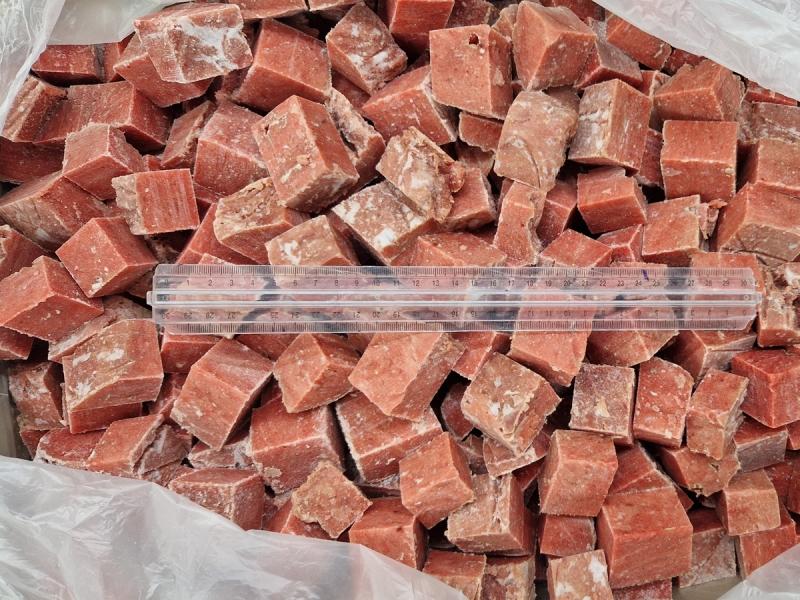Кубики мяса говядина замороженные 10х10 мм купить мелким и крупным оптом по цене производителя